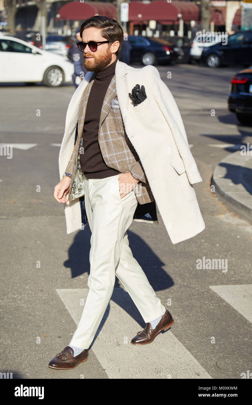Milán - Enero 13: hombre elegante con bata blanca y chaqueta antes de  Emporio Armani Fashion Show,