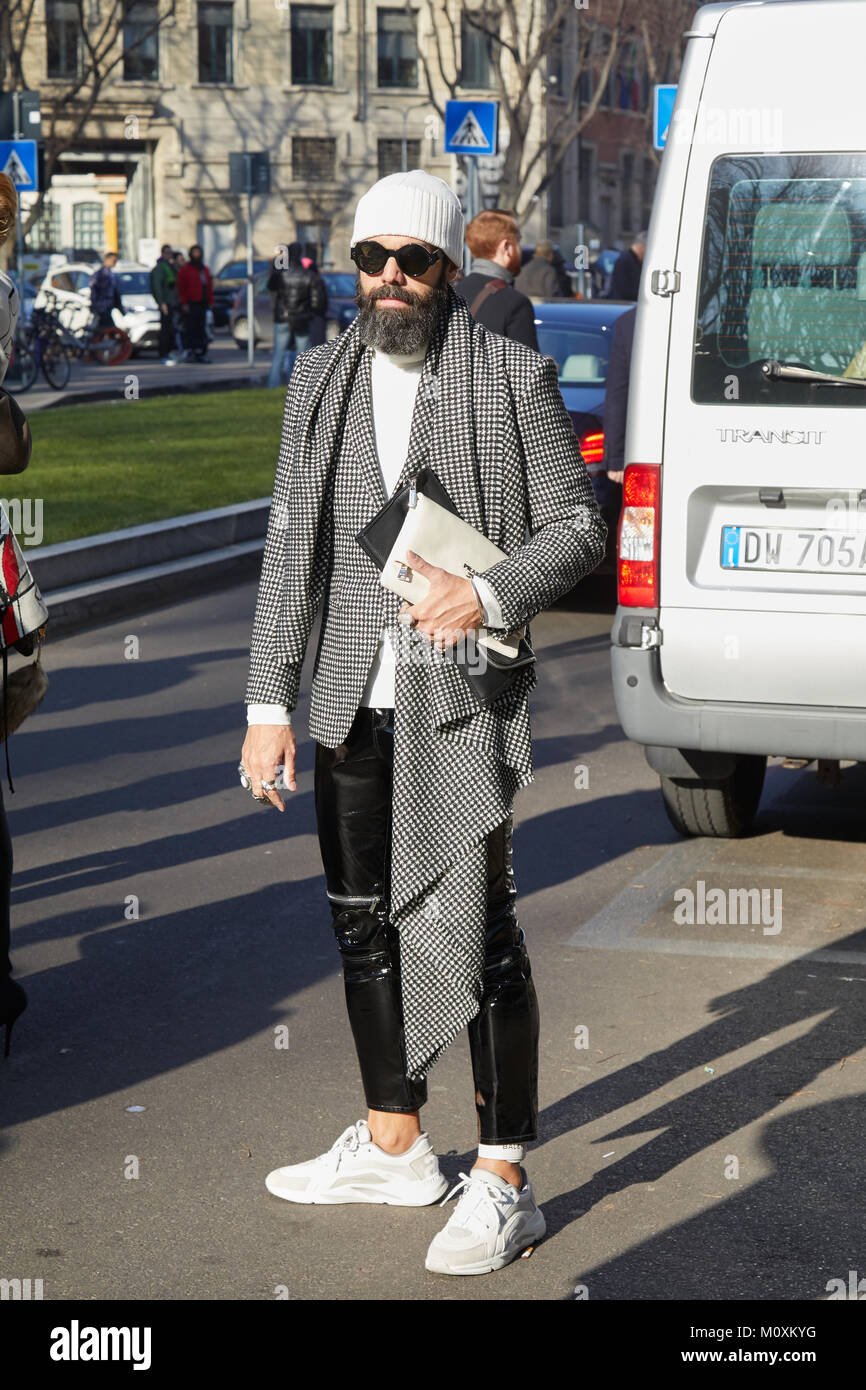 Milán - 13 de enero: el hombre con sombrero blanco y gafas sol antes de Emporio Armani Show, Semana la moda de Milán street style el 13 de