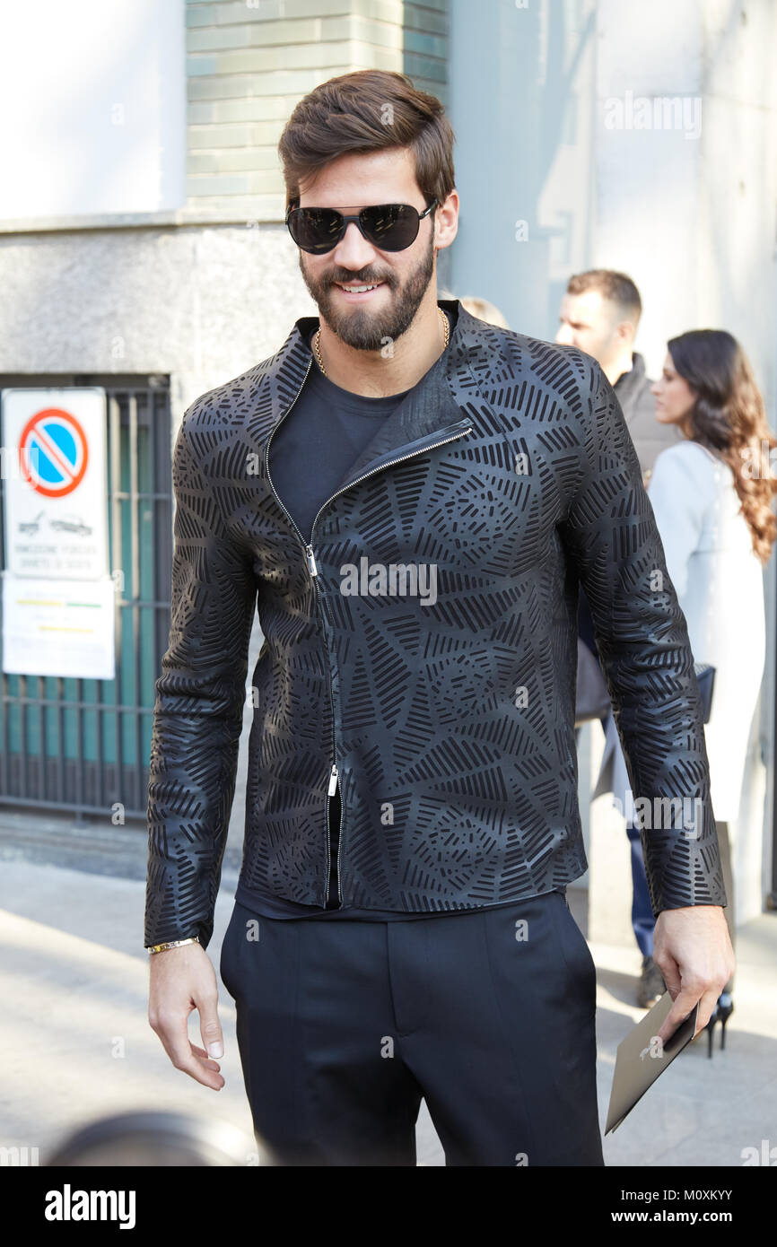Milán - de enero: hombre con chaqueta de cuero y gafas de sol antes de Emporio Armani Fashion Show, la de la moda Milán street style el 13