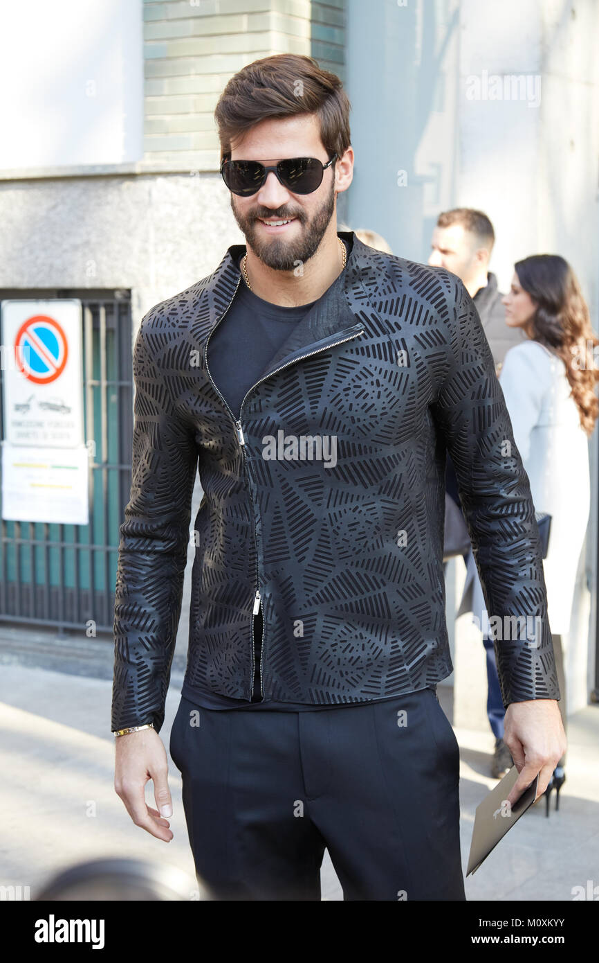 Milán - 13 de enero: el hombre con chaqueta de cuero y gafas sol antes Emporio Armani Fashion Show, Semana de moda de Milán street style el 13