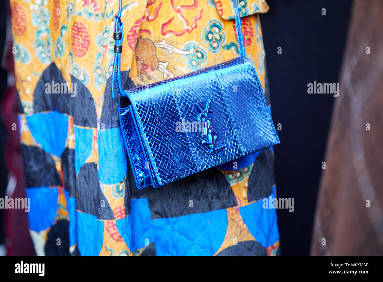 Milán - Enero 13: Mujer con bolsa de Louis Vuitton y suéter azul y naranja  antes de Emporio Armani Fashion Show, la Semana de la moda de Milán street  style Ja Fotografía de stock - Alamy