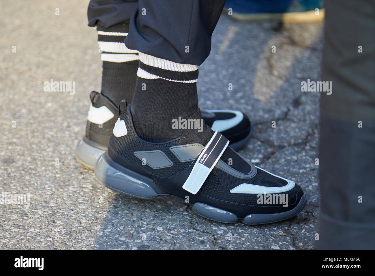 Milán - 13 de enero: el hombre de negro Zapatos Prada antes de Marni moda,  Street Style