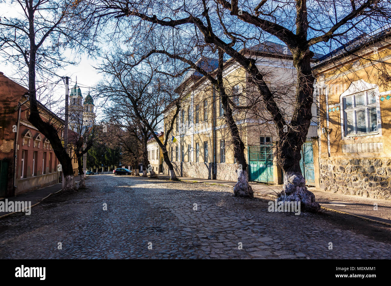 Calle de la ciudad vieja en el soleado día de primavera. carretera adoquinada, hermosa arquitectura y la Catedral vieja en la distancia Foto de stock