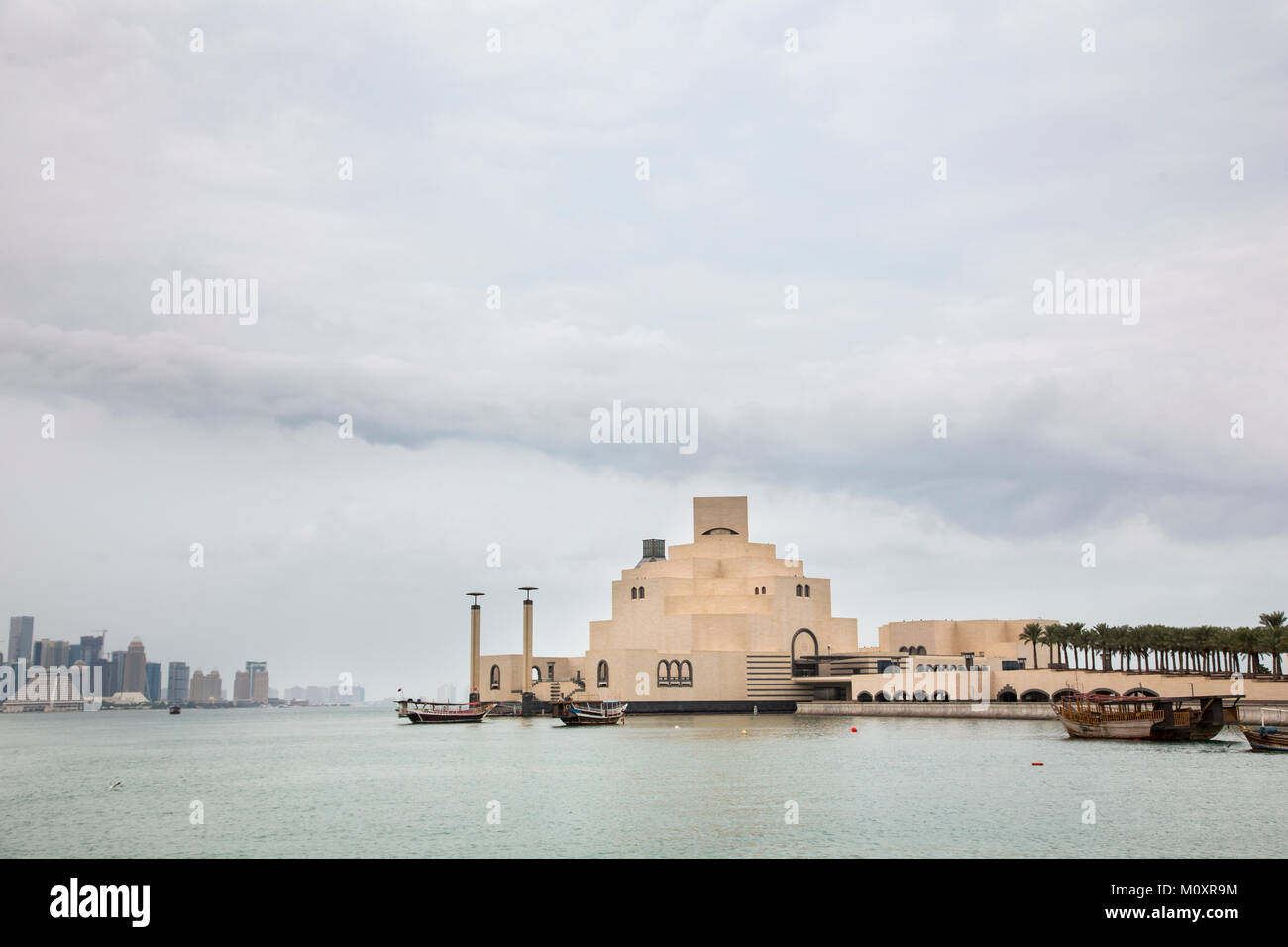 Los tradicionales dhows en el agua delante de los rascacielos de la ciudad de Doha Foto de stock