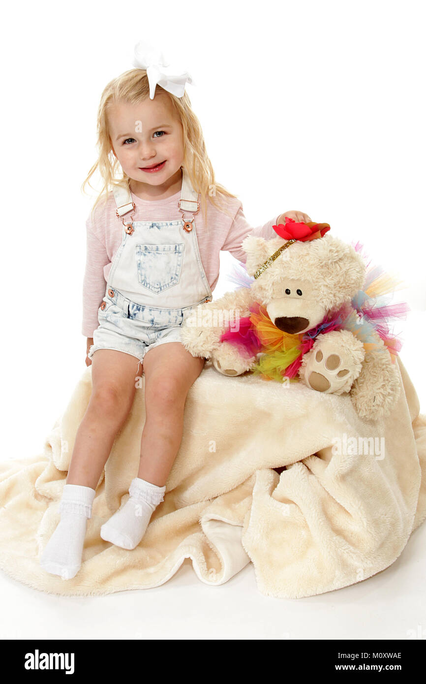 Bonita niña de 3 años de edad jugando con teddy, juego imaginativo