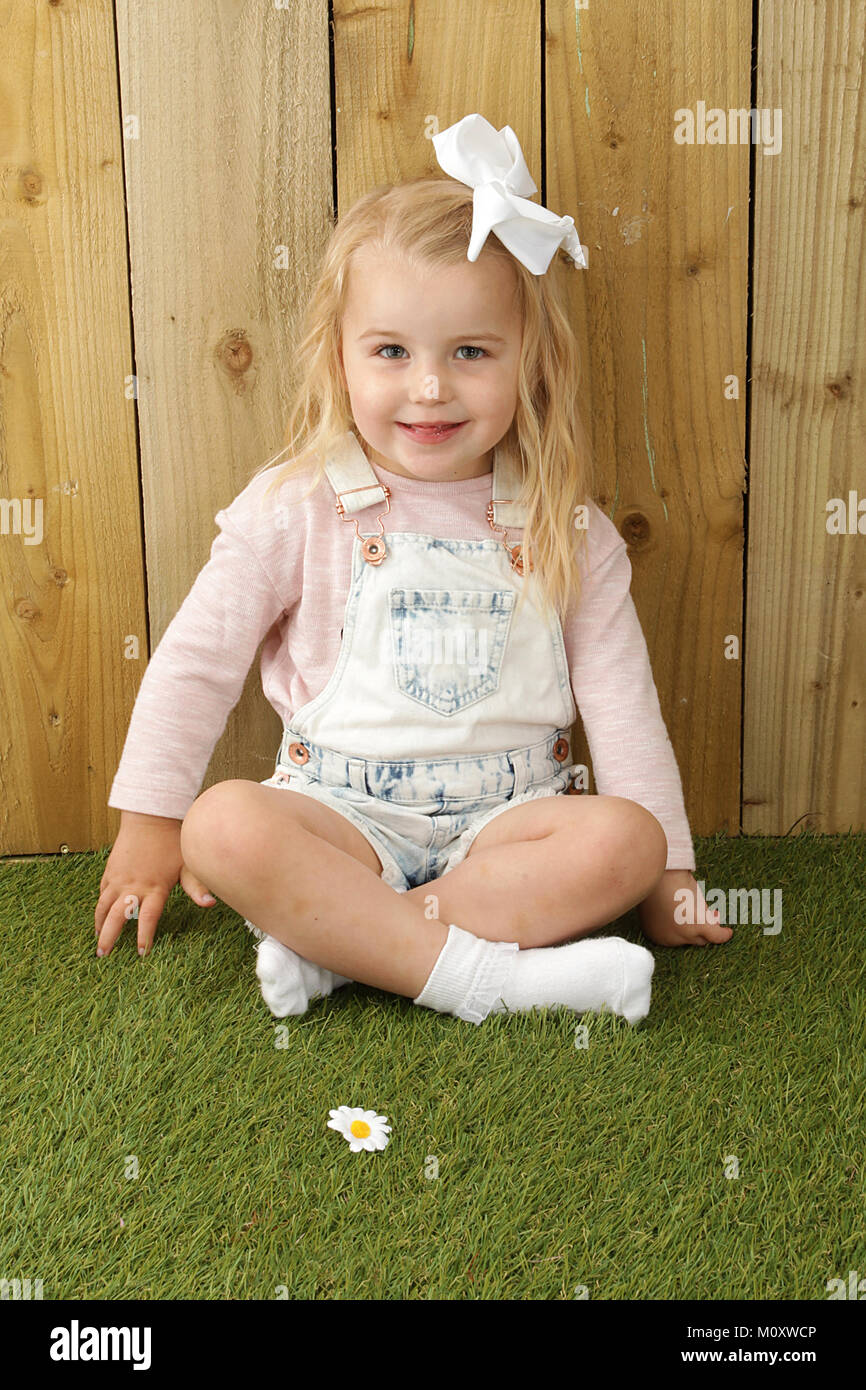 Bonita niña de 3 años de edad jugando en el jardín Fotografía de stock -  Alamy