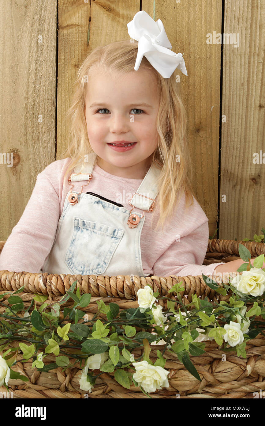 Niña de 3 años en el jardín Fotografía de stock - Alamy