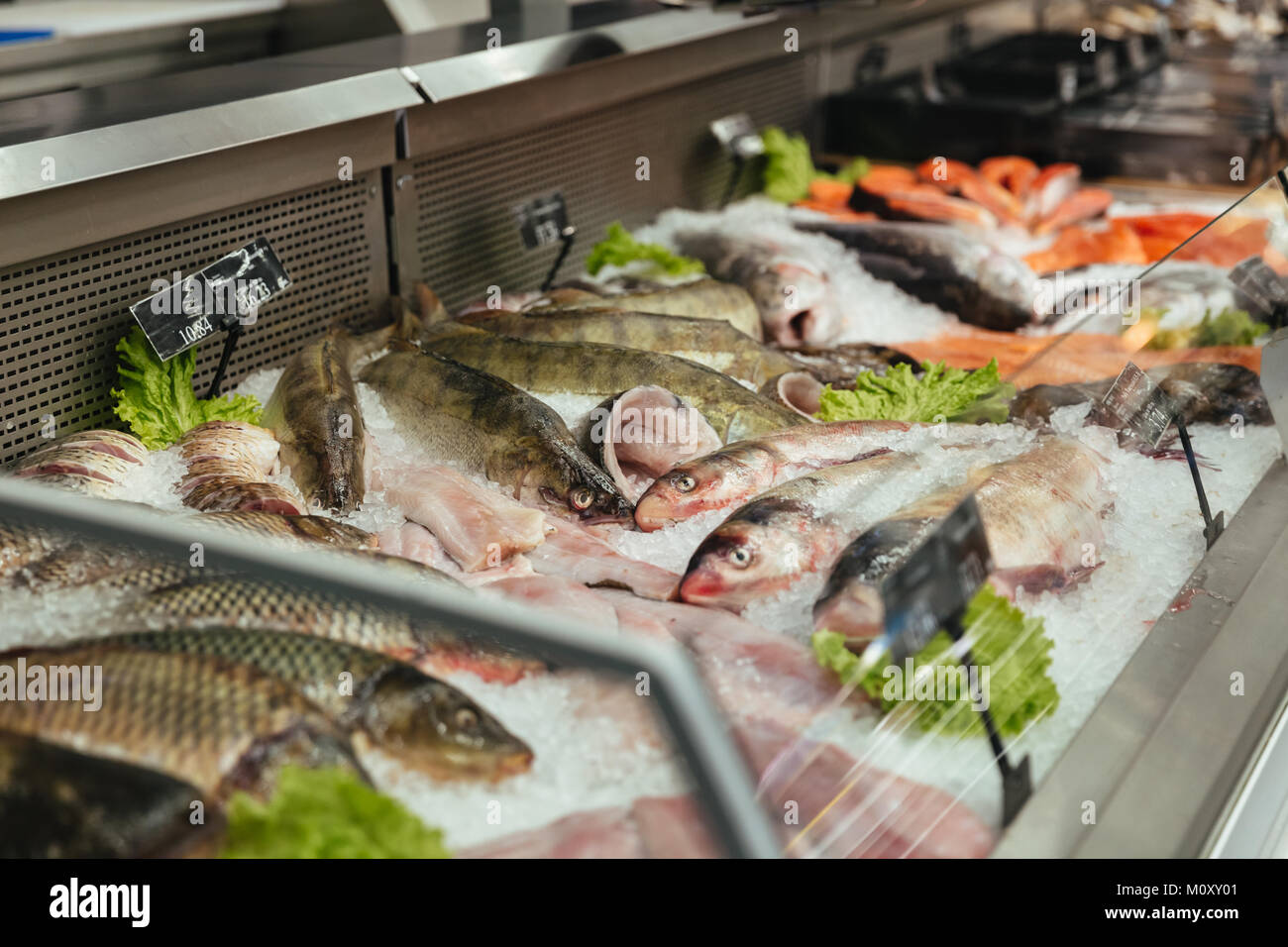 Vitrina con pescado crudo en el supermercado Fotografía de stock - Alamy
