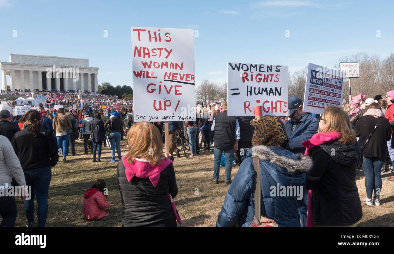 Los manifestantes, las mujeres signos desagradables; Rally en el Lincoln Memorial, la mujer 2018 Marzo y sacar el voto rally. El 20 de enero. manifestación contra el Trump políticas. Foto de stock