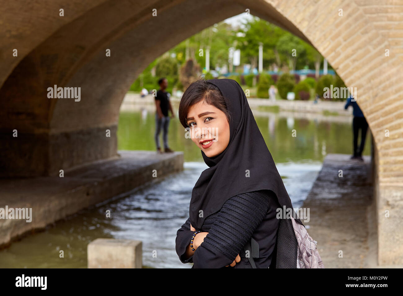 Isfahan, Irán - Abril 24, 2017: Una joven mujer iraní en negro pañuelo  musulmán sonríe cuando observa que ella es fotografiado por un turista  Fotografía de stock - Alamy