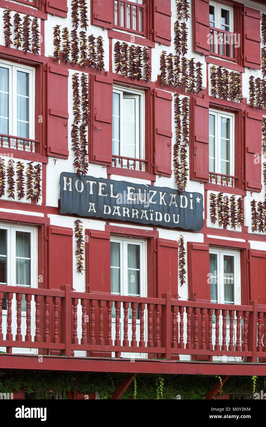Francia, Pirineos Atlanticos,Pays Basque,,pimiento de Espelette secando en la fachada del Hotel Euzkadi Foto de stock