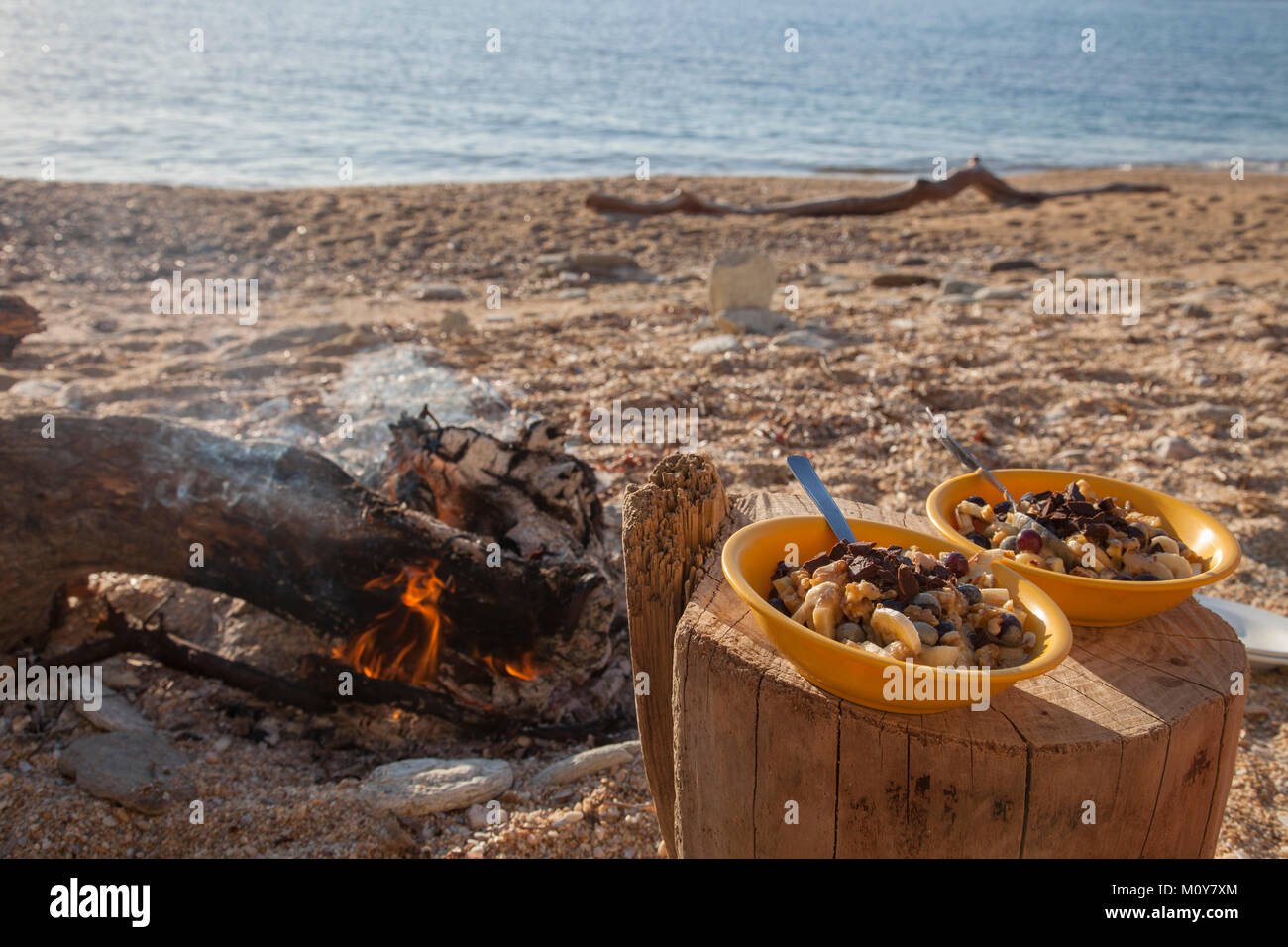 Desayuno en la playa en frente del fuego Foto de stock