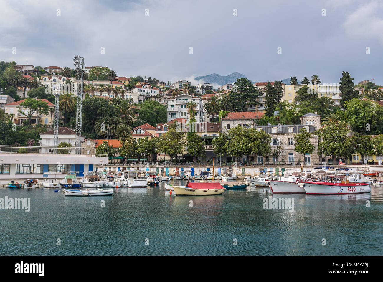 Marina de Herceg Novi, ciudad en la costa del Mar Adriático en Montenegro Foto de stock