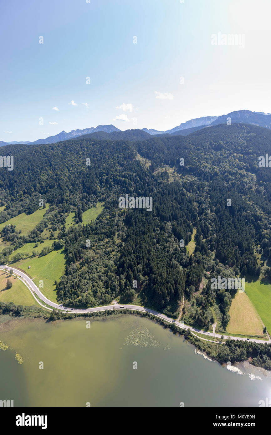 Vista aérea de la campiña que rodea la carretera B17, 87642 Halblech, Baviera, Alemania Foto de stock
