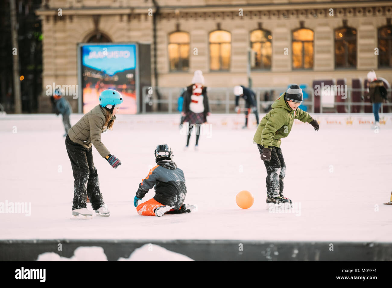 Helsinki, Finlandia - 11 de diciembre de 2016: Los niños patinando sobre hielo en la Plaza del Ferrocarril en el día de invierno. Foto de stock