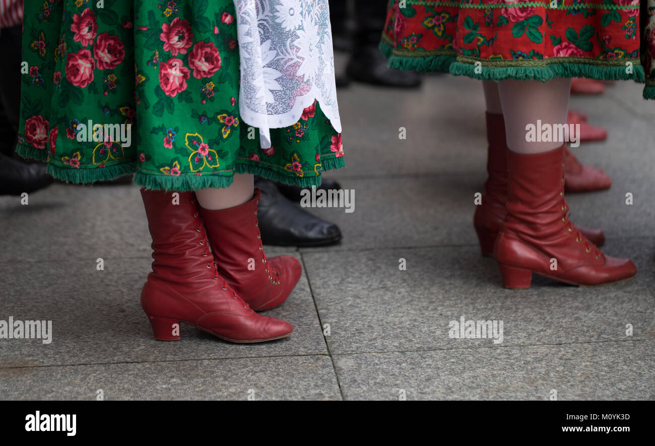 Botas Rojas, grupo de danza folklórica polaca con traje tradicional  Fotografía de stock - Alamy