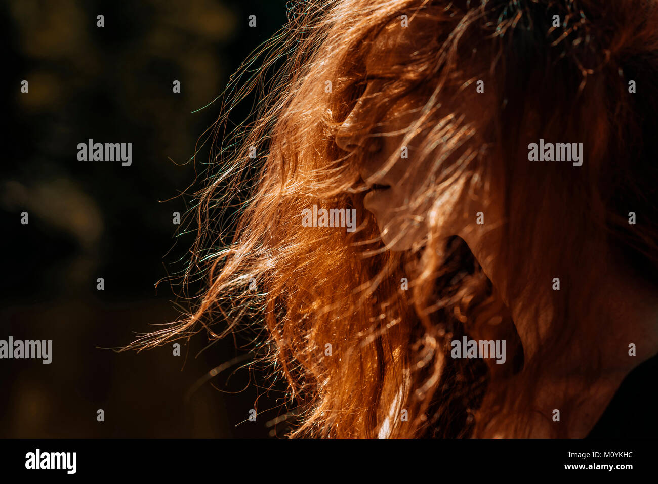 El viento sopla el pelo rojo de mujer caucásica Foto de stock