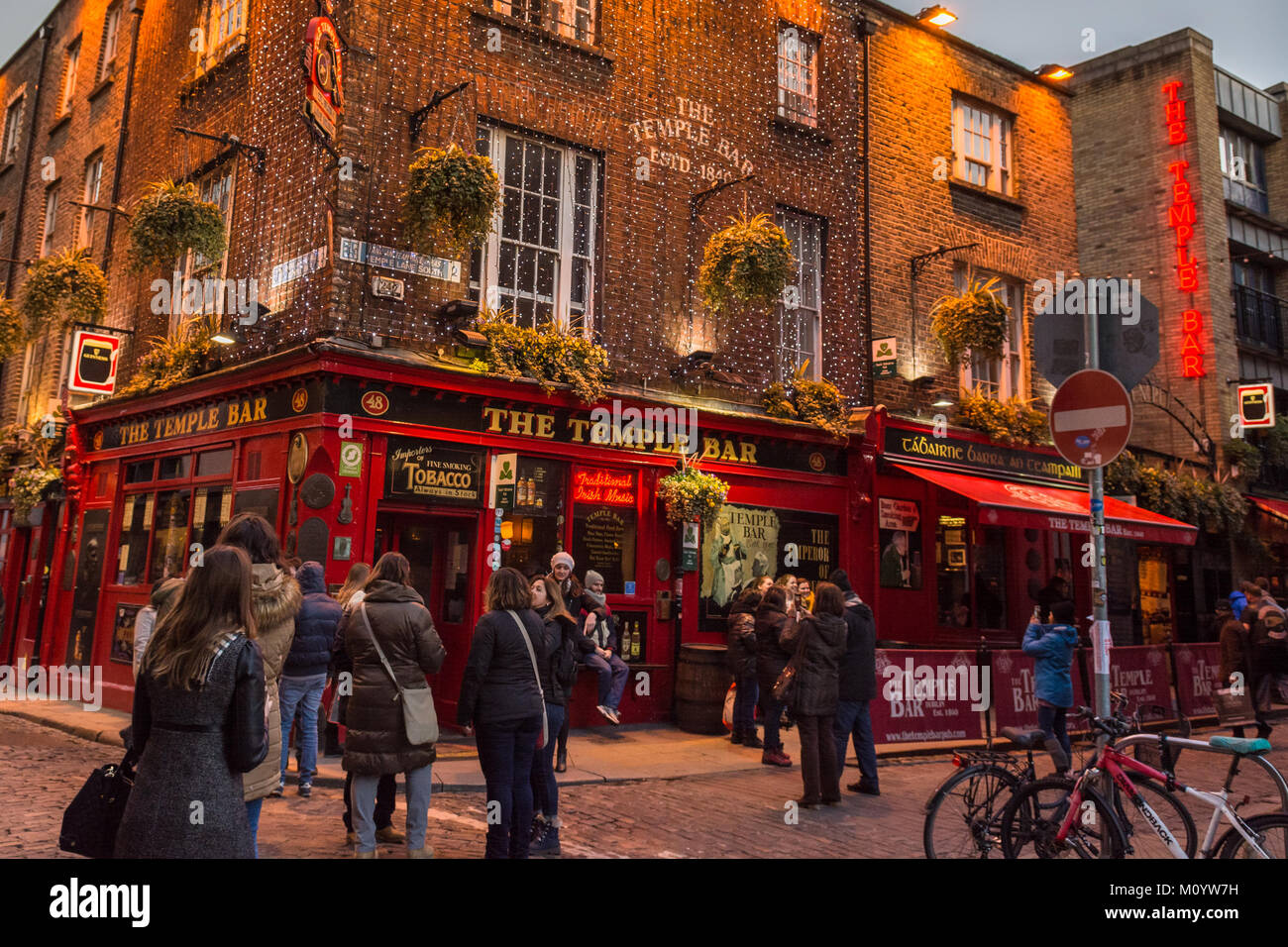 Temple Bar, Dublin, Irlanda, Europa - temprano por la tarde Foto de stock