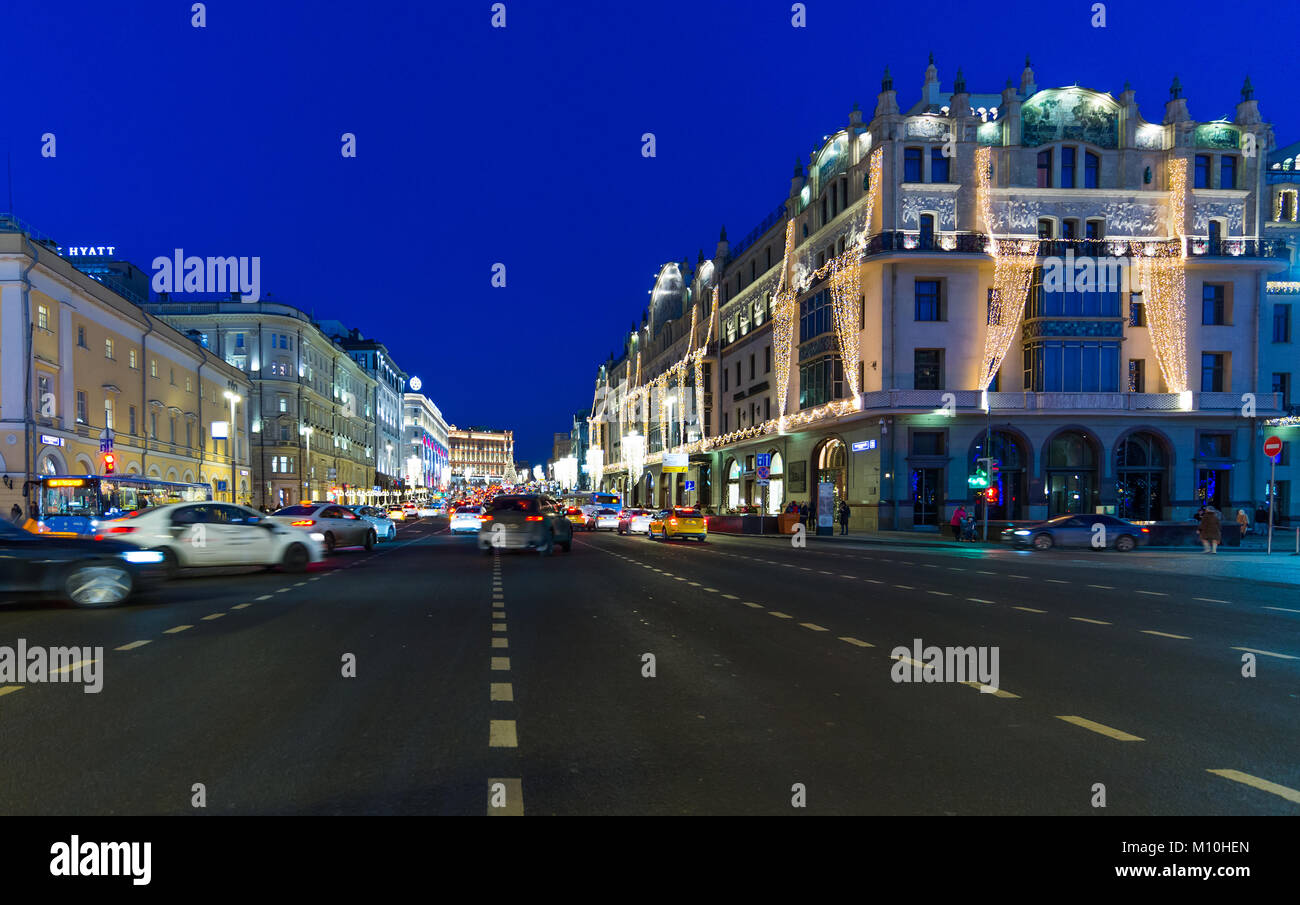 Moscú, Rusia - el 10 de enero. 2018. Teatro de Calle Lane decorado en un luces de Navidad. Foto de stock
