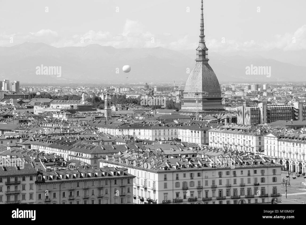 Turín, Piamonte, Italia: paisaje vista de la ciudad desde el Monte dei Cappuccini con la Mole Antonelliana, símbolo de Turín, justo detrás de Piazza Vittorio Veneto Foto de stock