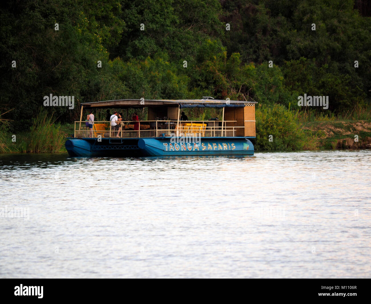 ZIMBABWE, África: Barco operado por Taonga safaris en el río Zabezi Foto de stock