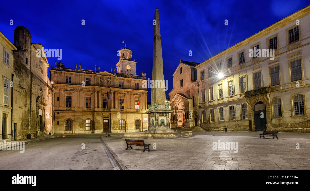 Arles Ciudad Vieja con el Ayuntamiento, la torre del reloj, el Obelisco romano e iglesias medievales, Provenza, Francia Foto de stock