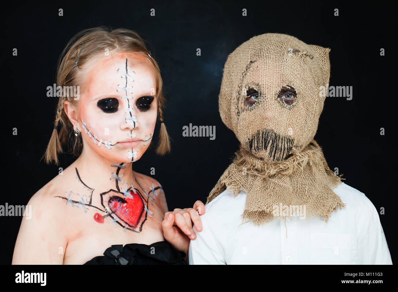 Halloween Doll y Jackstraw muerta. Chico y chica con Maquillaje de  Halloween Fotografía de stock - Alamy