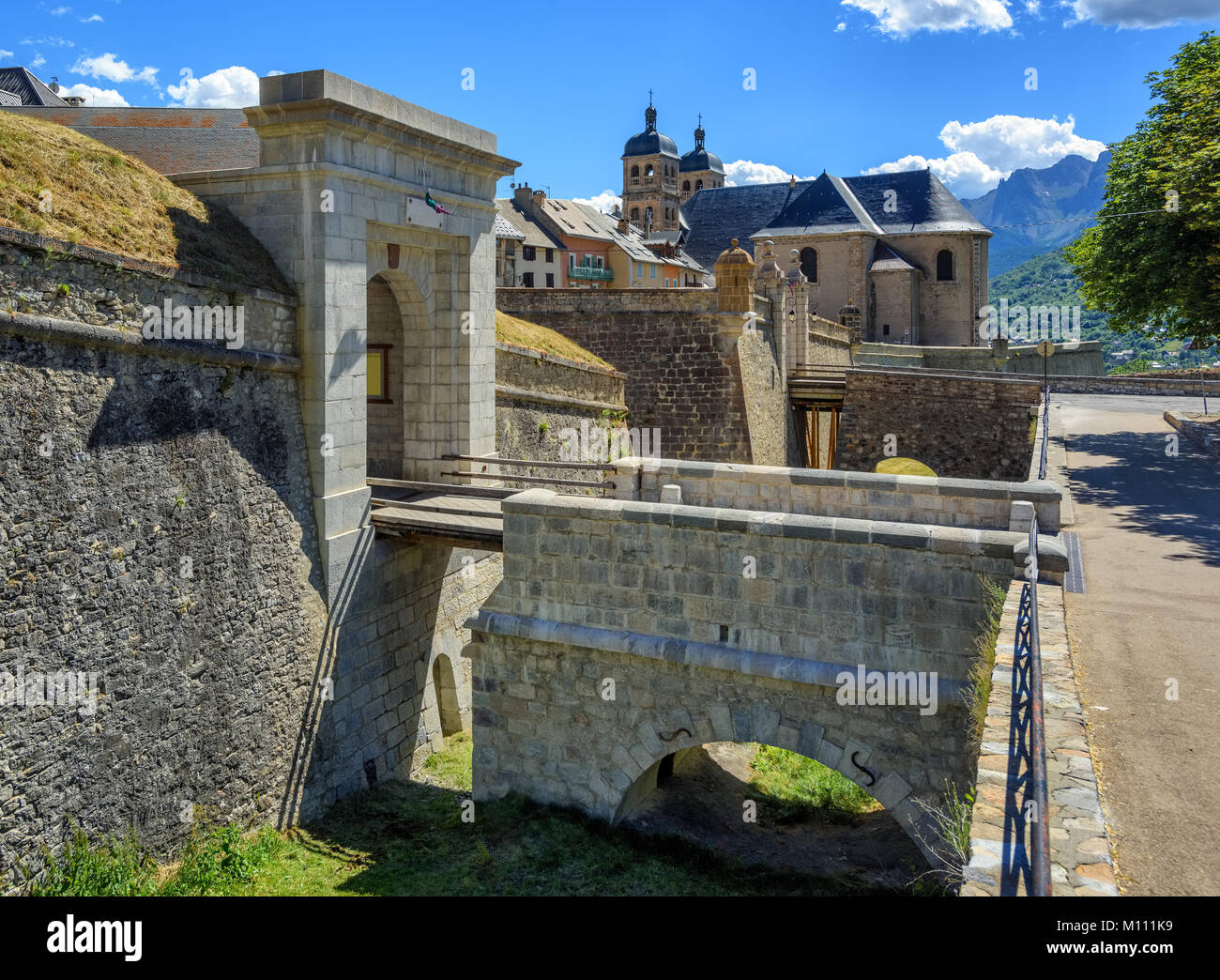 Las murallas de la vieja ciudad de Briançon, construido por Vauban, son patrimonio de la cultura mundial de la Unesco. Briancon es la mayor ciudad de Francia. Foto de stock