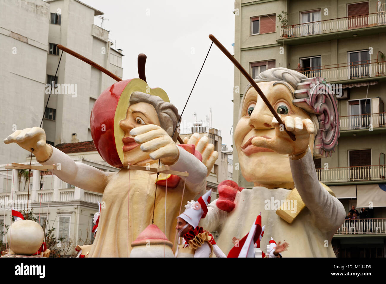 Patras pasrade Carnaval 2017-políticos títeres Foto de stock