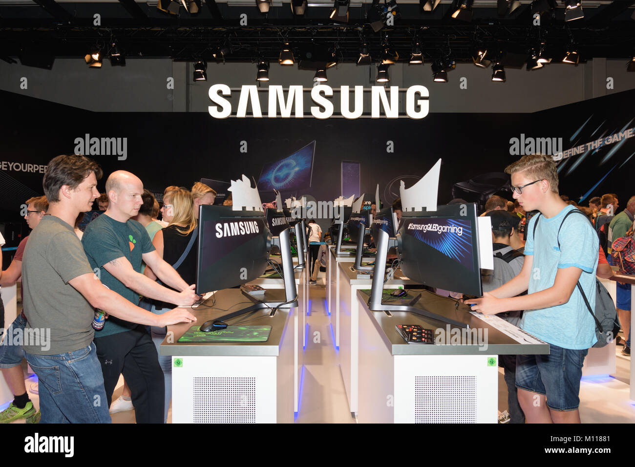 Colonia, Alemania - Agosto 24, 2017: visitantes de ferias jugar y probar los juegos de ordenador en el stand de la empresa de electrónica Samsung en la feria gamescom de 2017. Foto de stock
