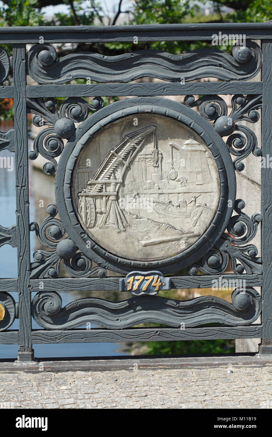 Antiguo Detalle Mühlendammbrücke, Berlín, Alemania, Europa I am verzierten Geländer Historisches socorro der Mühlendammbrücke, Berli'n-Mitte, Berlin,Deutsc Foto de stock