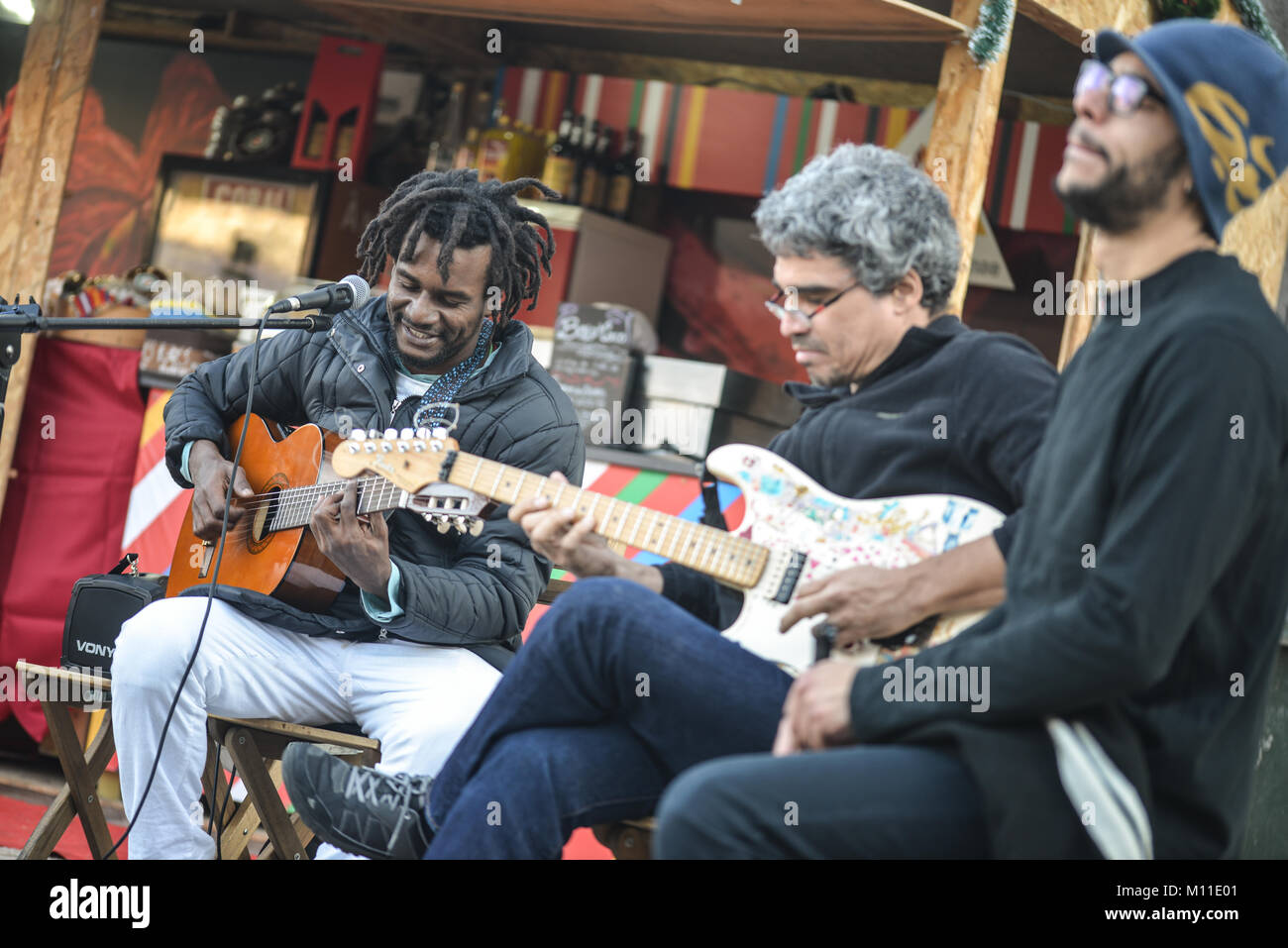 Los músicos callejeros, Lisboa, Portugal, diciembre de 2017 Foto de stock