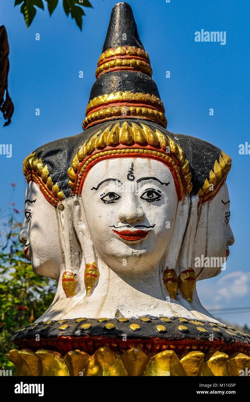 Estatua budista en el Patrimonio Mundial de la UNESCO en Luang Prabang, Laos Foto de stock