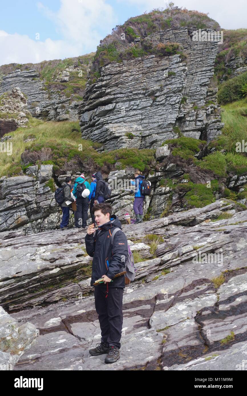 Estudiantes de geología, en una expedición de campo a Elgol Beach, Isla de Skye, Escocia, Reino Unido. 2017. Foto de stock