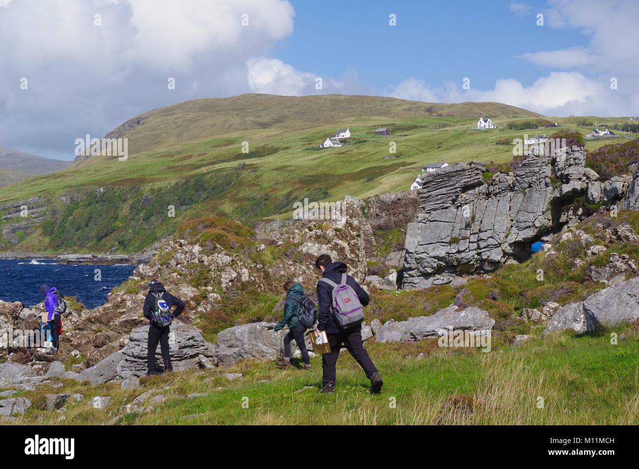 Estudiantes de geología, en una expedición de campo a Elgol Beach, Isla de Skye, Escocia, Reino Unido. 2017. Foto de stock