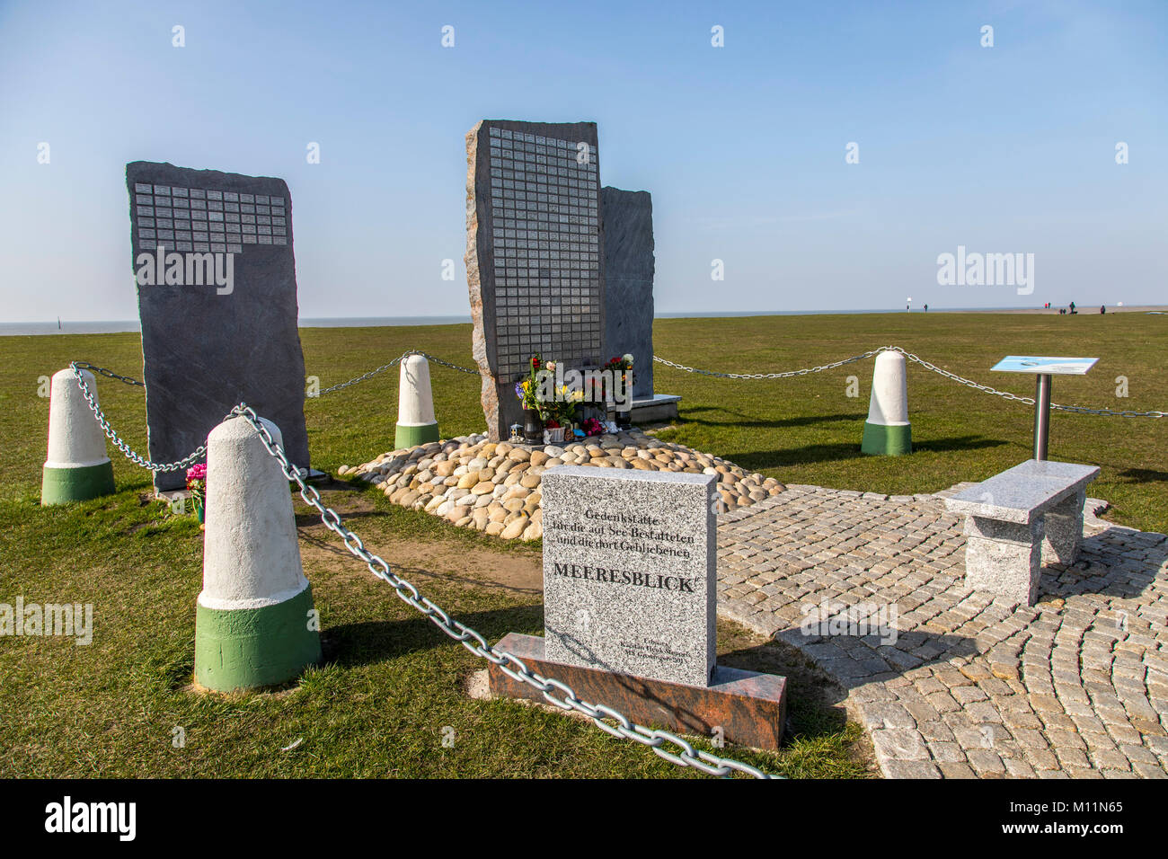 Norddeich, Ostfriesland, Alemania, Costa del Mar del Norte, el memorial vista mar, paneles con los nombres de las personas que han sido sepultados en el Mar del Norte, marítimo buri Foto de stock