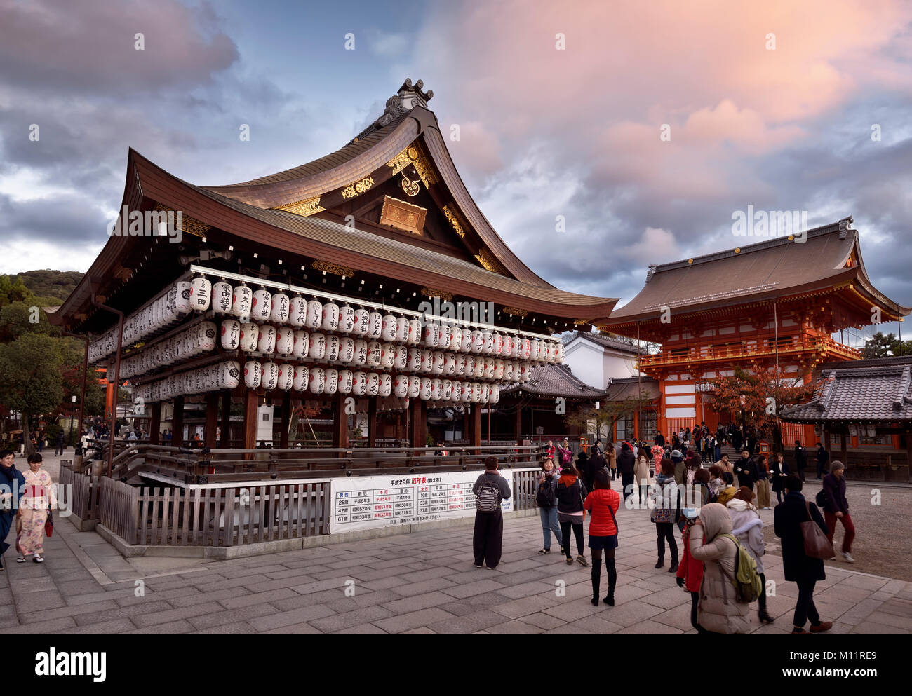 Licencia disponible en MaximImages.com - Santuario de Yasaka, escenario principal de Yasaka-jinja en el atardecer de otoño, santuario sintoísta japonés distrito de Gion, Kioto, Japón Foto de stock