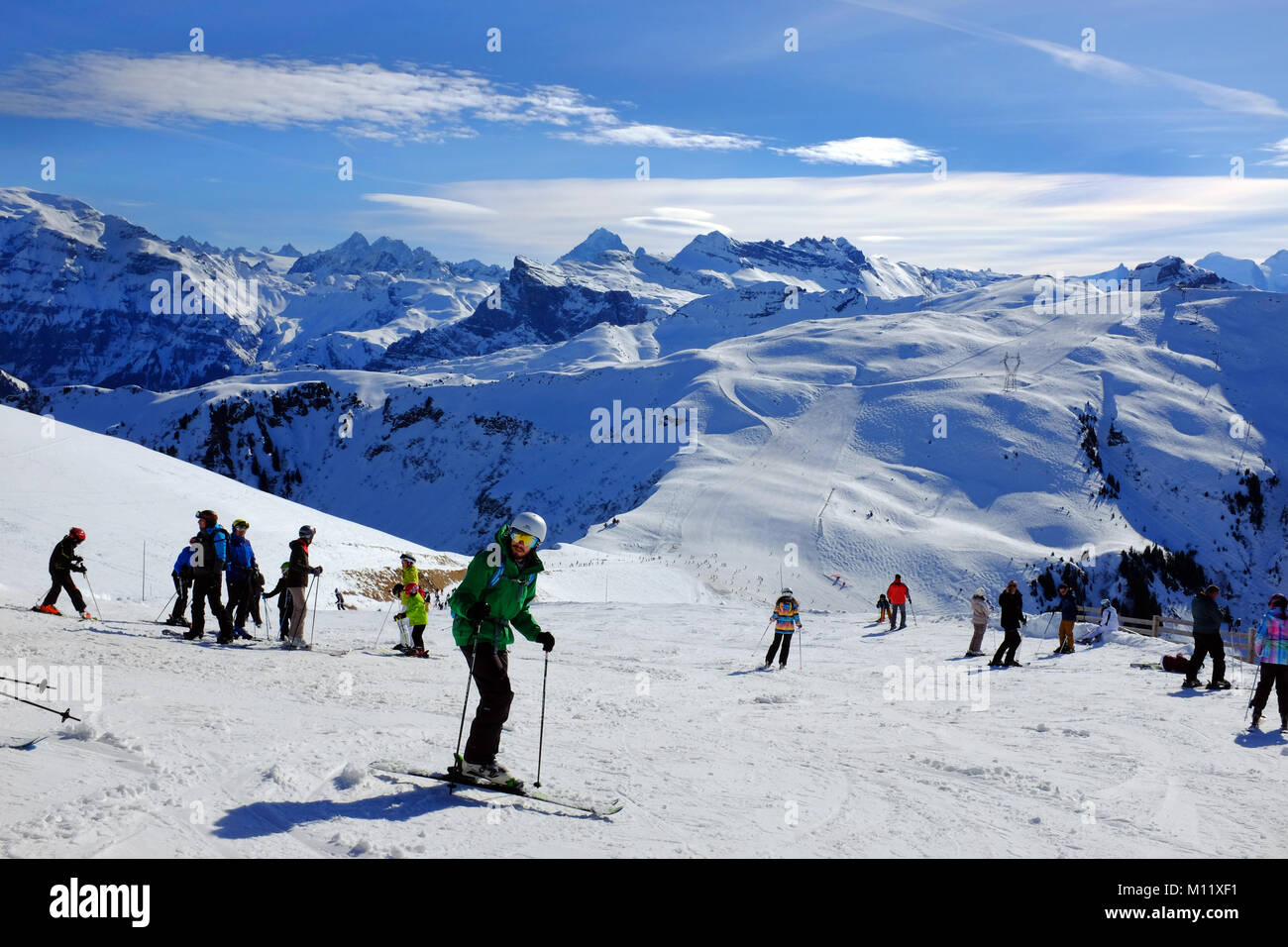 Vista de los esquiadores desde el telesilla en una soleada pista de esquí Samoens Francia Foto de stock