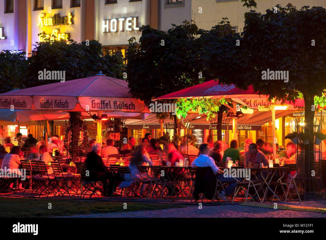 Alemania, Colonia, restaurantes a orillas del río Rin, en el centro histórico. Deutschland, Koeln, restaurantes am Rheingarten in der Altstadt. Foto de stock