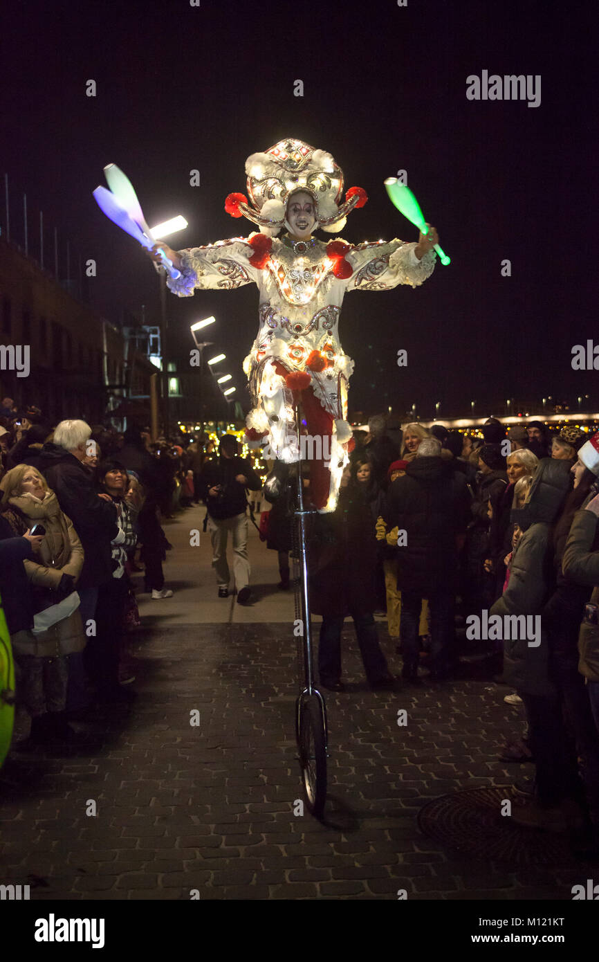 Alemania, Colonia, el desfile de Navidad Vagalume en el puerto Rheinau, un hada, un ángel de Navidad, gnomos y otras criaturas de fantasía en costu iluminada Foto de stock