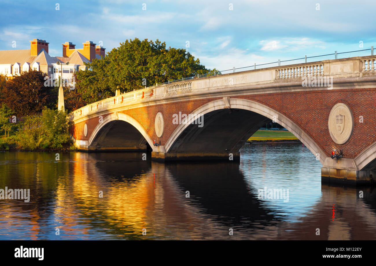 Pasarela de Harvard a través del Charles River enlaces Cambridge y Boston con reflexiones sobre el agua por debajo. Hermosa luz temprano por la mañana. Foto de stock