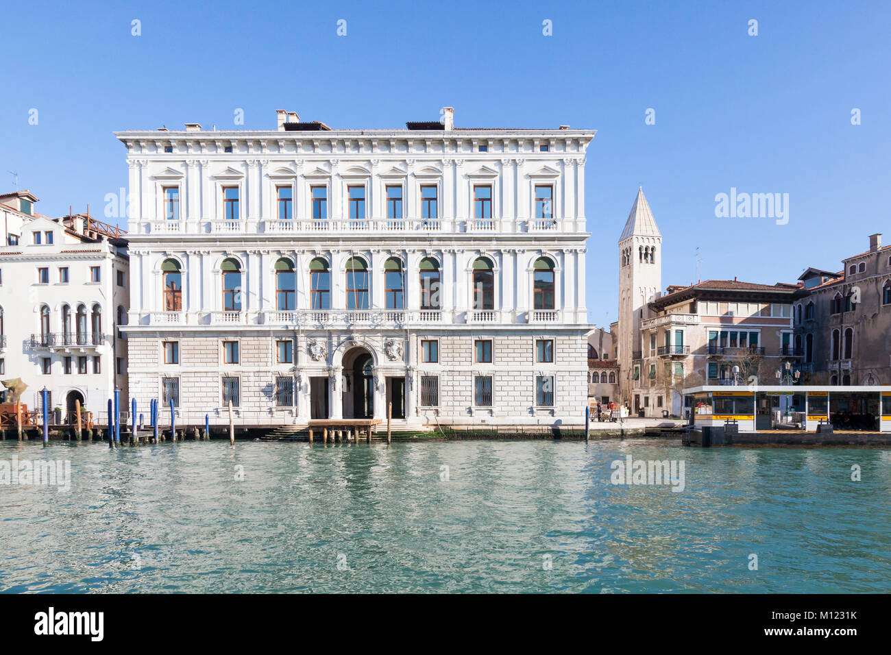 Palazzo Grassi y Campo San Samuele con la parada del vaporetto de San Marcos, el Gran Canal, Venecia, Véneto, Italia, un museo de arte contemporáneo y exposición Foto de stock