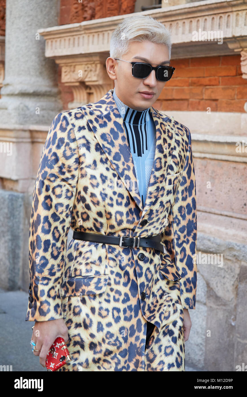 Milán - 14 de enero: el hombre con diseño de piel de leopardo y abrigo rojo  teléfono Louis Vuitton cubierta antes de MSGM Fashion Show, la Semana de la  moda de Milán