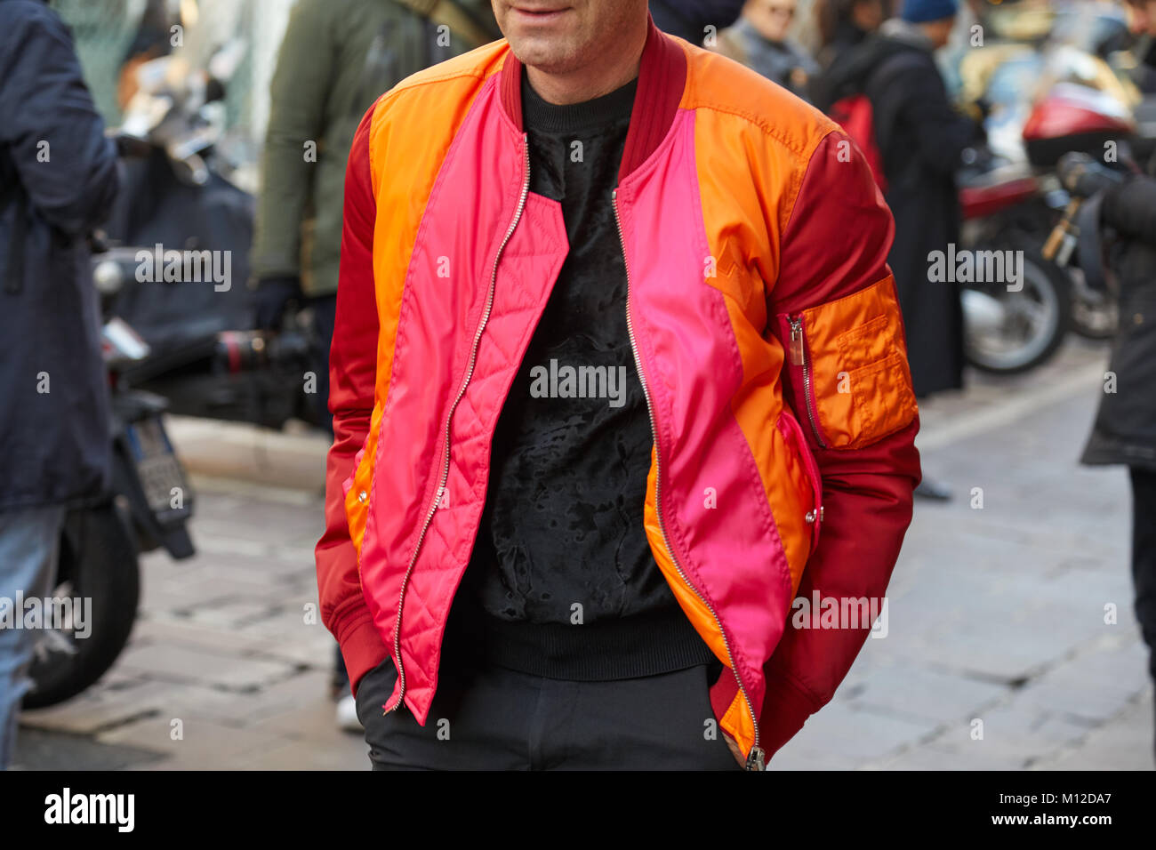 eximir heroína Transparentemente Milán - 14 de enero: el hombre con chaqueta de bombardero en rosa, naranja  y rojo antes de MSGM Fashion Show, la Semana de la moda de Milán street  style el 14