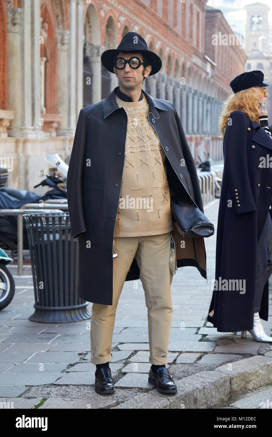 Milán - 14 de enero: el hombre con ropa de color beige y negro de la chaqueta y el antes de MSGM Fashion Show, la Semana de la moda de Milán