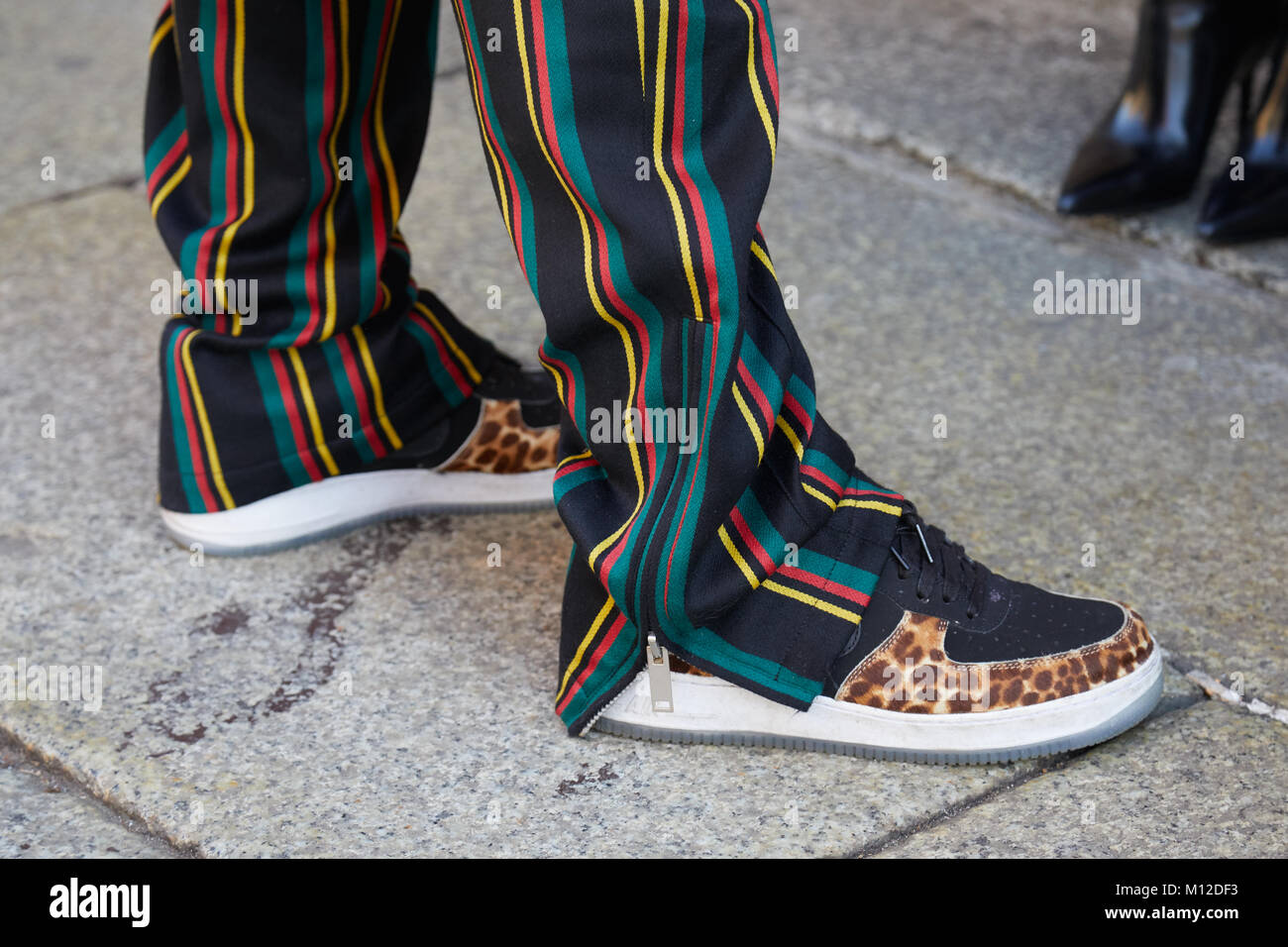 Milán - 14 de enero: el hombre con pantalones de rayas en rojo, amarillo y  verde, colores y manchada de Nike zapatos antes de MSGM Fashion Show, la  Semana de la moda