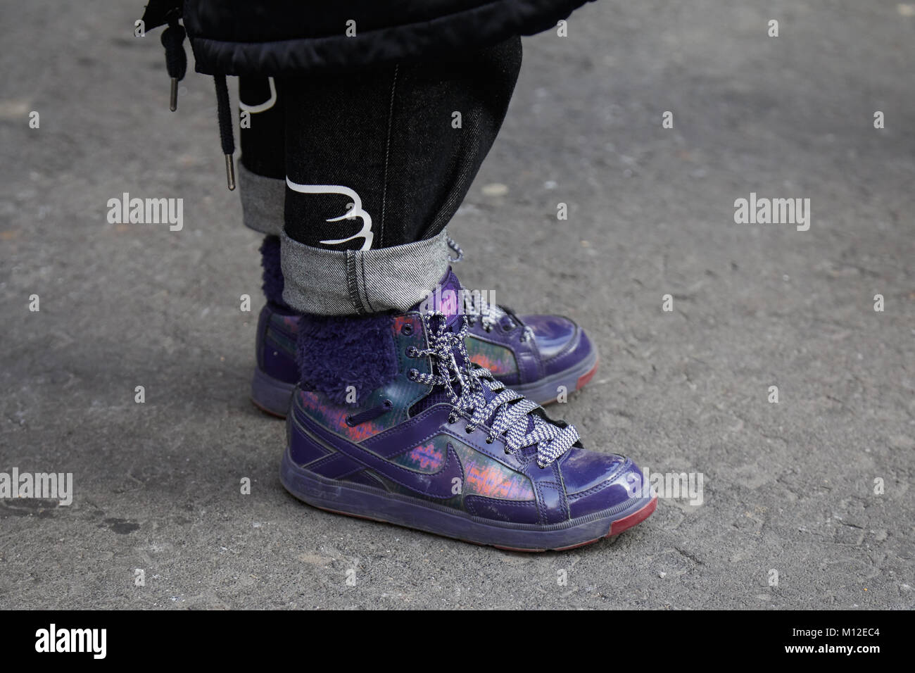 Milán - Enero 14: Mujer con púrpura zapatillas Nike con pelo antes de Daks  Fashion Show, la
