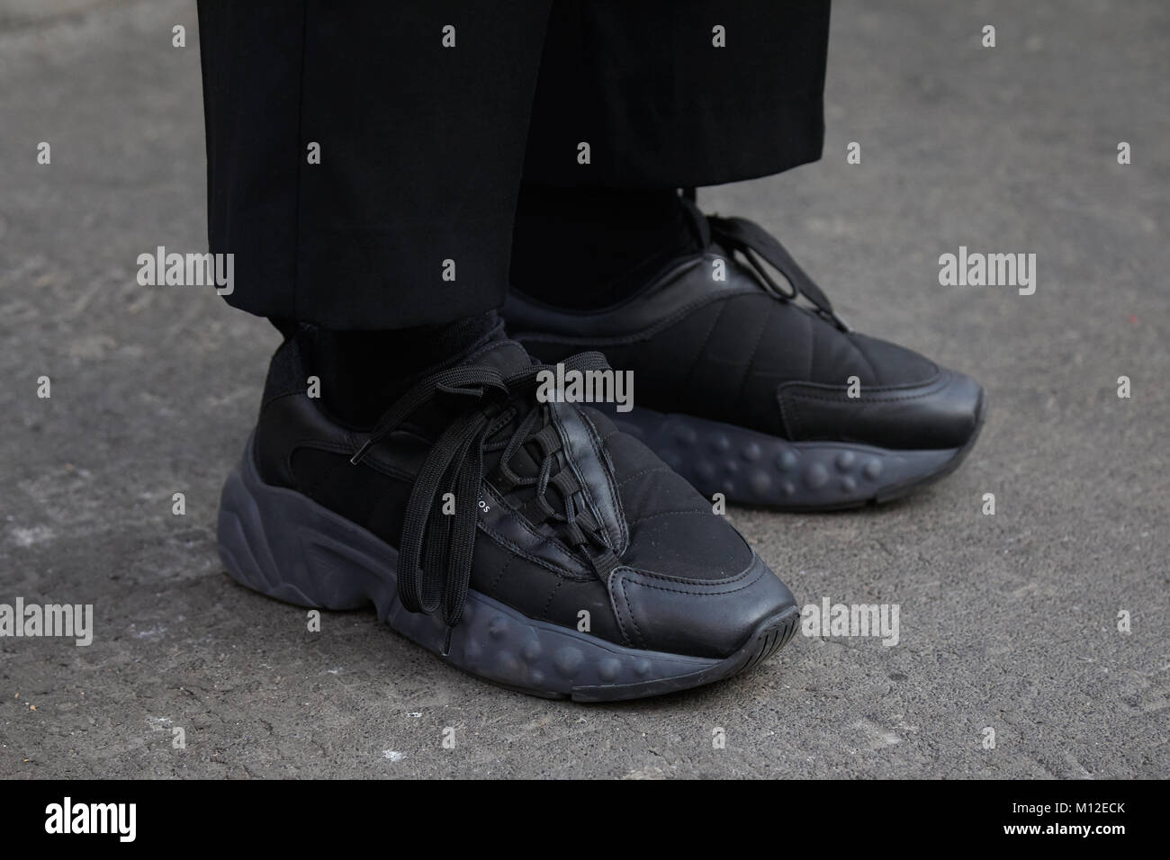 Agresivo corazón pompa Milán - 14 de enero: el hombre con zapatillas y pantalón negro antes de  Daks Fashion Show,