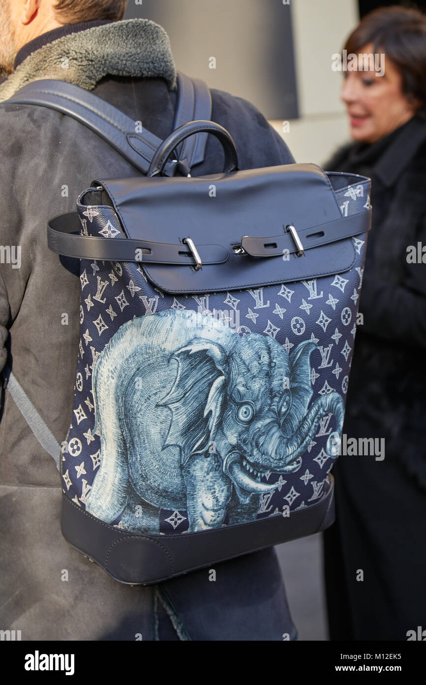 Milán - 14 de enero: el hombre con cuero azul mochila de Louis Vuitton con  elefantes antes