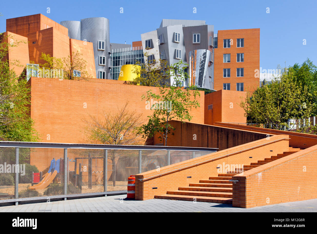 MIT Stata Center, diseñado por el arquitecto Frank Gehry en Cambridge, MA . Foto de stock